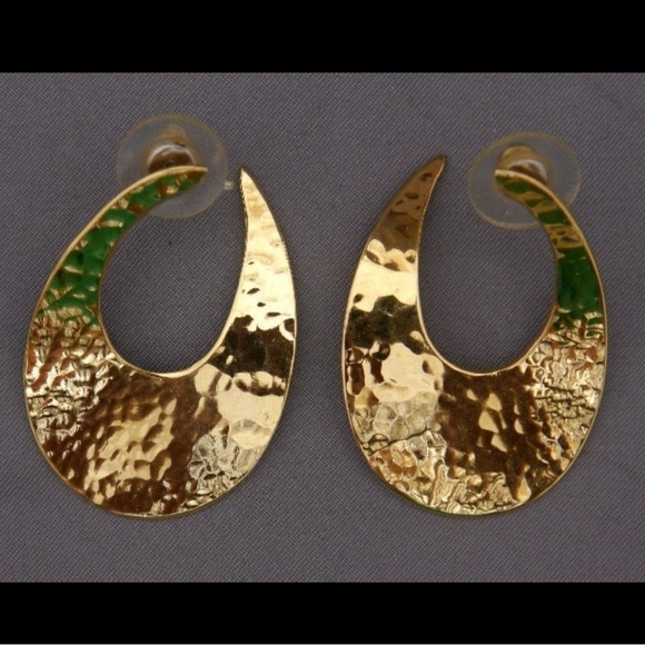 Vintage Modernist Hammered Gold Earrings - Picture 3 of 4